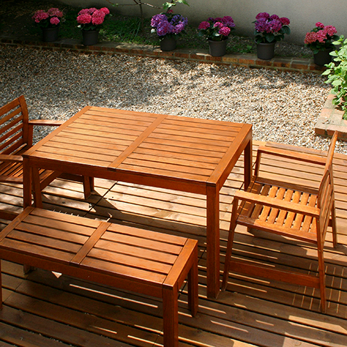 lösemittelhaltiges Öl in Holzfarbton