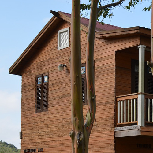 Holzhaus mit matter Imprägnierlasur