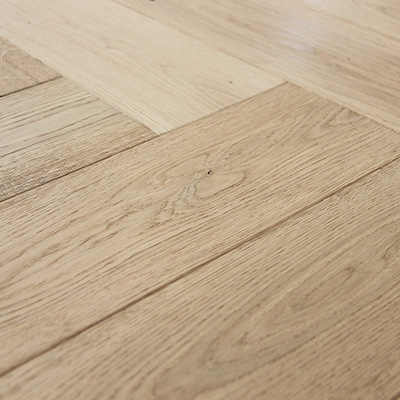 leicht verschmutztes Parkett