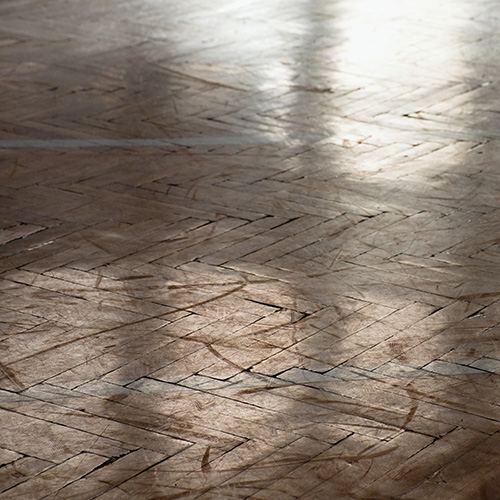 stark verschmutztes Parkett